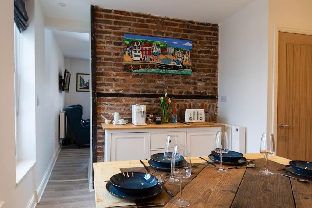 Herring Girl House - Harbourside Property, Sleeps 8 스카버러 외부 사진